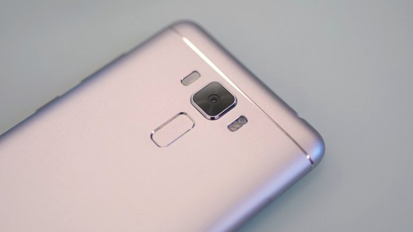 Như đã nói ở trên, chụp hình chính là điểm nhấn của Zenfone 3 Laser với cảm biến Sony IMX214 độ phân giải 13MP, hỗ trợ lấy nét laser thế hệ hai với tốc độ lấy nét nhanh hơn (chỉ 0.03 giây) và khoảng cách lấy nét xa hơn (1.5m). Camera sau cũng hỗ trợ chống rung điện tử 3 chiều khi quay video cùng đèn trợ sáng 2 màu. Trong khi đó, camera phụ ở mặt trước 8 megapixel cũng có khẩu độ f/2.0 với ống kính góc rộng giúp chụp ảnh selfie tốt hơn.