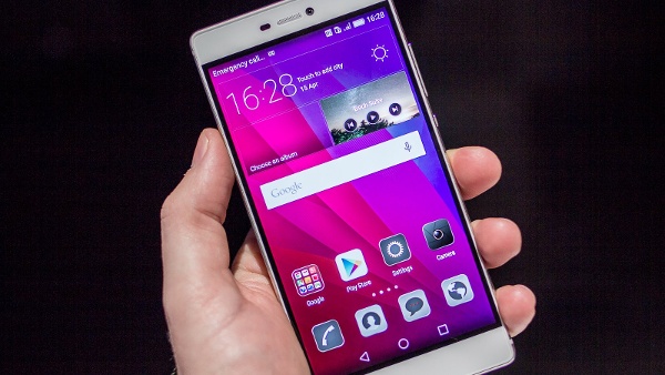 Huawei P8: Ở thời điểm ra mắt năm 2015, Huawei P8 có giá dự kiến lên tới 11 triệu và hướng tới phân khúc trung cao cấp. Điện thoại của Huawei nổi bật với thiết kế vuông vức, chắc chắn nhờ vỏ kim loại nguyên khối và đi kèm nhiều tính năng thú vị.