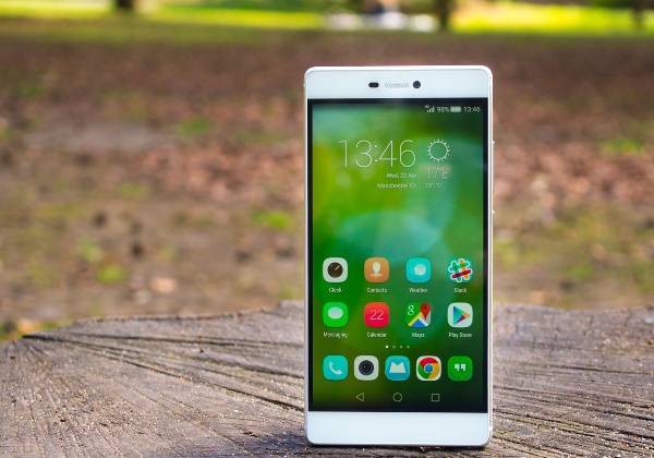 Điện thoại của Huawei được trang bị SoC Kirin 935 với bộ nhớ RAM 3GB nhưng bộ nhớ trong chỉ 16GB. Pin dung lượng 2.680mAh được “quảng cáo” có thời lượng pin lên tới 2,3 ngày nhưng nếu sử dụng nặng thì chỉ có thể trụ trong 1,5 ngày.