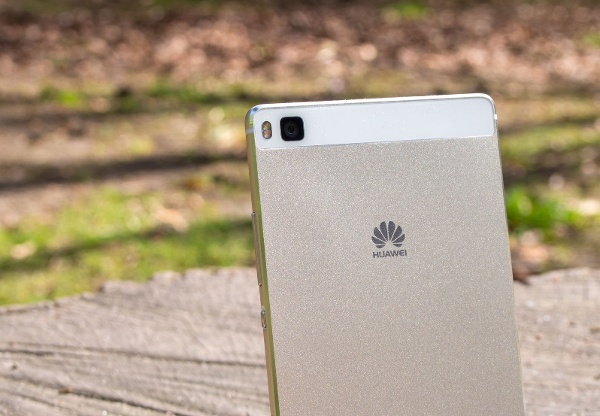 Khả năng chụp hình của Huawei P8 cũng được đầu tư khá kỹ với camera chính độ phân giải 13MP, hỗ trợ chống rung quang học OIS với góc chống rung 1,2 độ để bù trừ cho những rung động khi chụp hình, công nghệ bắt ánh sáng theo mảng màu RGBW (Red Green Blue White) giúp tăng 32% độ sáng ở chế độ tương phản cao, giảm nhiễu 78% ở chế độ thiếu sáng. Trong khi camera trước của P8 có cảm biến 8MP.
