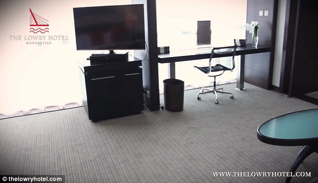 Phòng được trang bị hai TV thông minh, băng thông tốc độ cao và hai điện thoại quay số trực tiếp với chức năng nhắn tin bằng giọng nói. Ngoài ra còn có cổng dữ liệu ethernet và một kết nối cho máy fax. Khách sạn có các tiện nghi giải trí và thư giãn cao cấp như mát-xa, phòng gym hiện đại, bể bơi trong nhà, bể bơi ngoài trời theo mùa và bồn spa.