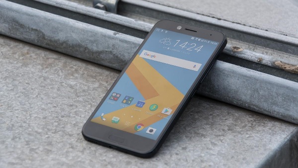 Hiệu năng cao nhưng nóng: Về cấu hình, HTC 10 Evo sử dụng vi xử lý Snapdragon 810 tám nhân (4 nhân tốc độ 1.5GHz và 4 nhân tốc độ 2.0GHz), tích hợp xử lý đồ hoạ Adreno 430, RAM 3GB, bộ nhớ trong 32GB và có khe cắm thẻ nhớ ngoài. 