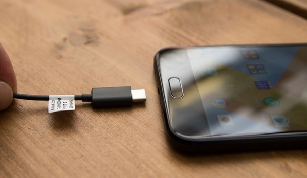 HTC 10 Evo chỉ hỗ trợ sạc nhanh QuickCharge 2.0 chứ không phải phiên bản 3.0 mới hơn. Tuy nhiên thời gian sạc cũng không nhanh hơn các đối thủ là bao, máy đạt 50% pin cần khoảng 40 phút nhưng khi sạc đầy thì cần tới khoảng 2 giờ. 