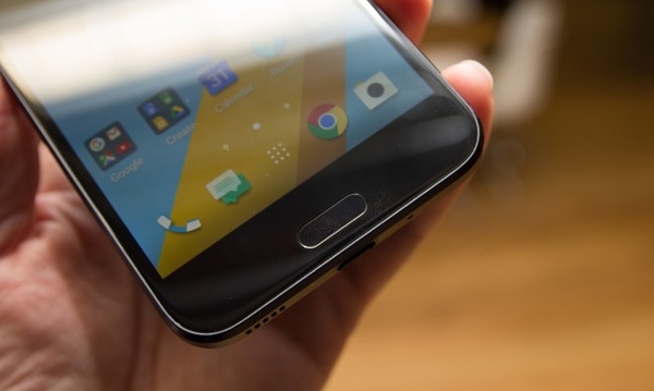 HTC 10 Evo mặc dù sử dụng cổng kết nối USB-C tiên tiến, tuy nhiên nó chưa được phổ biến nên khi đi đâu cũng cần phải mang theo khá phiền phức. Vì chuẩn microUSB để sạc và chuyển dữ liệu hiện vẫn là phổ biến nhất. 