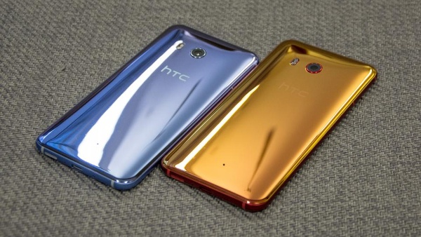Hai mặt kính cường lực sử dụng trên HTC U11 đều là mặt kính 3D ôm cong đối xứng ba chiều về các cạnh và các góc ở cả hai mặt, giúp thiết bị mỏng hơn và cầm trên tay dễ dàng, thoải mái hơn để sử dụng dù cầm ở tư thế nào đi chăng nữa.