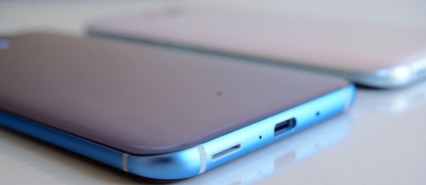 Không có jack tai nghe 3.5, có loa ngoài kép: HTC U11 sẽ không có cổng tai nghe 3.5mm truyền thống, thay vào đó người dùng sẽ nghe nhạc thông qua cổng sạc USB Type-C, đây cũng chính là cổng kết nối dữ liệu. Như vậy người dùng sẽ không thể vừa sạc vừa gắn tai nghe được.