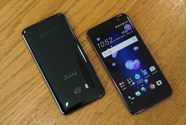 Để “đền bù” cho sự thiếu hụt đó, HTC trang bị cho U11 hệ thống loa ngoài BoomSound Hi-Fi Edition với hai loa khác nhau: Một loa chính ở cạnh dưới đảm nhiệm xử lý âm trầm, loa còn lại gần loa thoại đóng vai trò tweeter để phát âm cao. Tất cả hứa hẹn mang đến chất âm mạnh mẽ hơn, rõ hơn và âm bass sâu hơn. 
