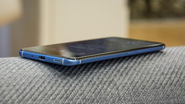 Ngoài ra với bộ nhớ trong lên tới 128GB, người dùng hoàn toàn có thể lưu trữ hình ảnh, video chất lượng cao, các loại dữ liệu thoải mái mà không cần dùng thêm thẻ nhớ ngoài, tuy vậy nếu cần thiết người dùng có thể mở rộng bộ nhớ thêm tối đa 2TB thông qua khe cắm thẻ nhớ.