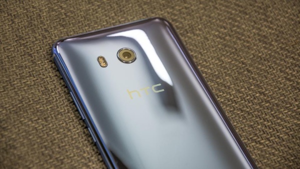 Camera tốt nhất hiện tại để chụp hình và quay phim: Về khả năng chụp hình, HTC cũng đã trang bị cho U11 những công nghệ mới nhất và tốt nhất. Cụ thể máy có camera chính độ phân giải 12MP đi kèm công nghệ UltraPixel 3, cảm biến BSI, tích hợp chống rung quang học OIS, khẩu độ lớn f/1.7, đèn flash LED kép và quay video 4K.