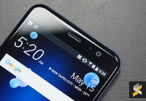 Để đáp ứng trào lưu chụp ảnh Selfie, HTC U11 có camera trước độ phân giải 16MP hỗ trợ bởi công nghệ UltraPixel cho khả năng thu sáng tốt hơn, đồng thời còn có cả tính năng HDR Boost hỗ trợ để giảm nhiễu tương tự camera chính. 