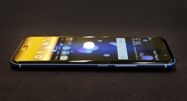 Tính năng “bóp cạnh” Edge Sense độc nhất: Ngoài cấu hình mạnh mẽ, HTC U11 còn sở hữu một tính năng mới mà không đối thủ nào có được gọi là cảm ứng cạnh viền - Edge Sense. Tính năng này cho phép người dùng bóp vào 2 cạnh của thiết bị để truy cập nhanh đến các tính năng như chụp ảnh, kich hoạt ứng dụng bất kỳ do người dùng thiết lập. 