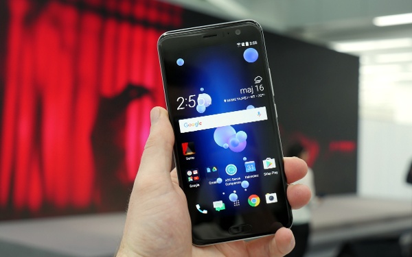 HTC U11 cho phép điều chỉnh tới 10 mức lực nhấn khác nhau và tính năng này hoạt động cả khi tay ướt hoặc đeo găng tay. Nhưng sẽ không hoạt động tốt nếu sử dụng các loại ốp bảo vệ, nhất là các loại ốp dày và ốp che kín phần cạnh chứa cảm biến. 