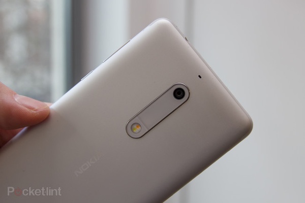 Tuy nhiên tấm nắp lưng của Nokia 5 được hoàn thiện tốt hơn nhiều so với các đối thủ nhờ tấm vỏ nhôm một khối. 