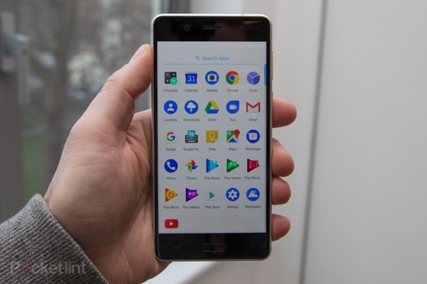 Màn hình không thật sự tốt hơn so với các đối thủ: Nokia 5 sở hữu màn hình kích thước 5,2 inch với độ phân giải HD, đây là điểm khá đáng tiếc bởi trong khi nhiều đối thủ trong cùng phân khúc giá đã trang bị màn hình Full HD. Màn hình của máy sáng và màu sắc rực rỡ, tuy nhiên mật độ điểm ảnh khá thấp chỉ ở mức 282 ppi, nên mức độ sắc nét giảm đi rõ rệt. 