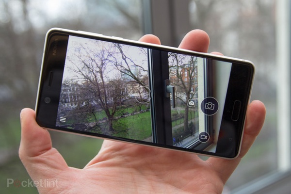   Camera ổn trong tầm giá: Camera chính của Nokia 5 được giảm xuống còn 13 megapixel từ 16 megapixels trên Nokia 6, được hỗ trợ bởi ống kính khẩu độ f/2.0 và đèn flash LED hai tông màu. Điểm đáng tiếc nhất có lẽ là chúng ta không còn thấy bất kỳ “di sản” nào về camera của Nokia trước đây. 
