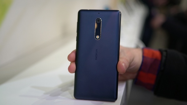 Không còn thấy PureView hoặc ống kính Zeiss, thay vào đó là tính năng camera cơ bản như hầu hết các mẫu smartphone hiện nay. Mặc dù vậy Nokia cũng đã trang bị ứng dụng camera riêng, thay vì chỉ dựa vào ứng dụng camera mặc định trên Android.