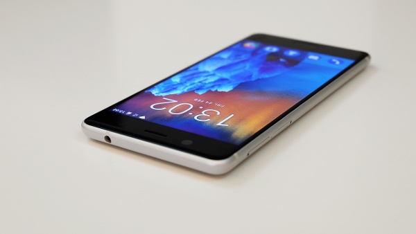 Máy ảnh phía trước trên Nokia 5 là tương tự như Nokia 6 với độ phân giải 8 megapixel, khẩu độ f/2.0 với góc chụp selfie rộng và hỗ trợ tự động lấy nét, cho phép chụp nhóm tốt hơn với chất lượng ổn. 
