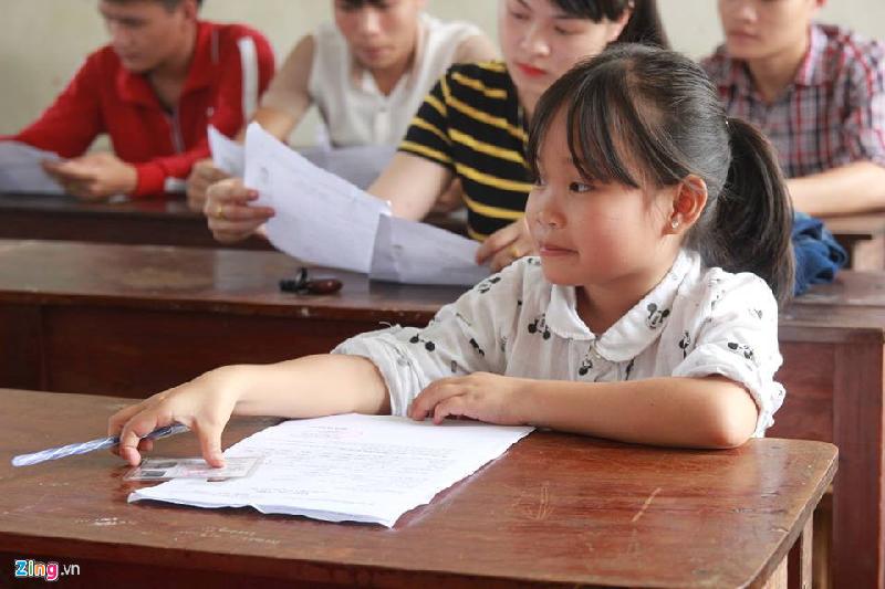 Ngồi lọt thỏm giữa các bạn cùng trang lứa, 