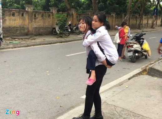 Ngày 22/6, hình ảnh nữ sinh cõng bạn bại liệt đi thi ở THPT Xuân Đỉnh (Hà Nội) được nhiều dân mạng chia sẻ. Theo đó, thương Mai Loan không thể tự đi lại, Thùy Linh đã 4 lần cõng bạn vào phòng thi và ra cổng để phụ huynh dễ dàng tìm thấy. Ảnh: Quang Đức.