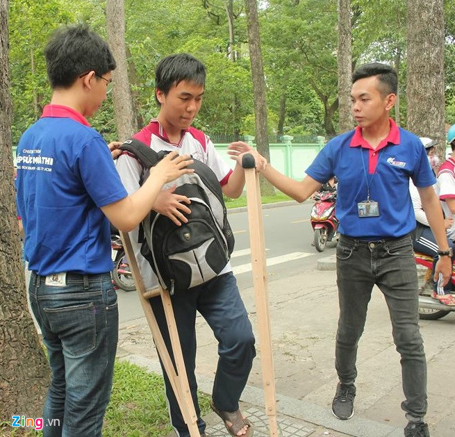 Nguyễn Minh Trí cũng không may gặp tai nạn trước kỳ thi nửa tháng. Chân phải của cậu bị chấn thương, gặp nhiều khó khăn trong việc di chuyển. Khoảnh khắc Trí được sinh viên tình nguyện nhiệt tình hỗ trợ đã lay động dân mạng. Ảnh: