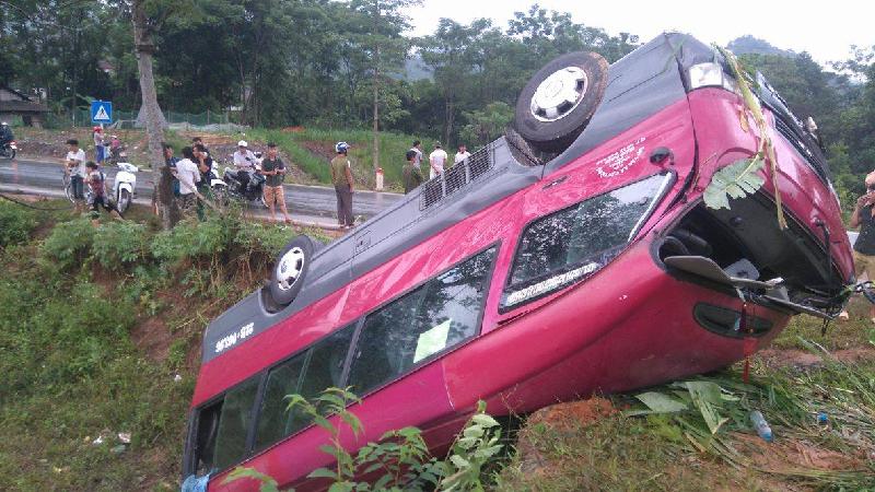 Mưa xối xả khiến xe khách lật nhào, nhiều người bị thương