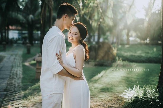 Diễn viên Bảo Thanh và chồng chụp bộ ảnh 8 năm bên nhau khiến nhiều người ghen tị. Cô viết: “Gia đình là thứ tồn tại duy nhất! Còn những thứ khác, có hay không, không quan trọng!”