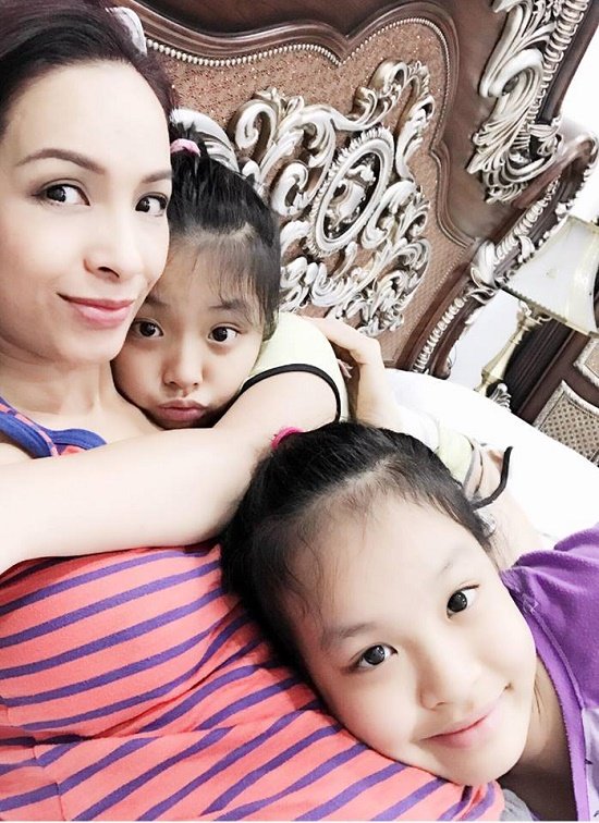 Người mẫu Thúy Hạnh hài hước chia sẻ: “Hai 'con kỳ đà' con này đã cản mũi thành công Khang Lê và ba đã bị 'đuổi' qua phòng khác ngủ một mình”.