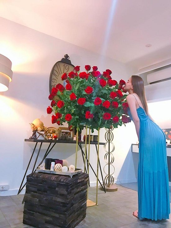 Hồ Ngọc Hà khoe lọ hoa vừa được tặng và hạnh phúc với cuộc sống độc thân.