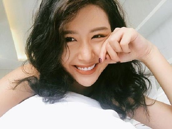 Quỳnh Anh Shyn trông “dừ” hơn so với tuổi trong mái tóc xoăn và tông trang điểm nude.