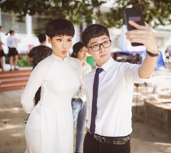 Miu Lê nhí nhố chụp ảnh cùng Minh xù: Cô viết: “Em hồn nhiên rồi em sẽ bị điên”.