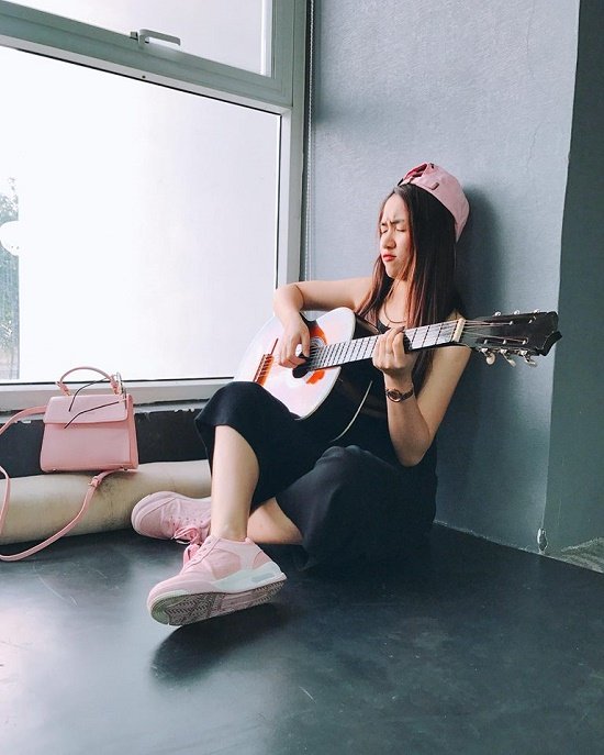 Hòa Minzy thích thú khoe cả bộ đồ mặc trên người là của fan gửi tặng.