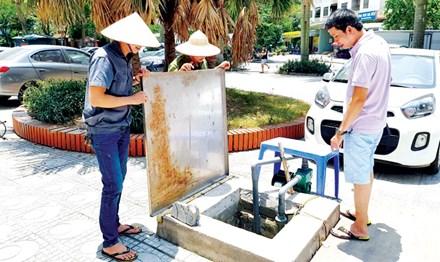 Nắng nóng đỉnh điểm: Dân khốn khổ vì mất nước, cắt điện