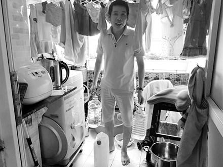 Người dân đang khốn khổ vì mất nước trong những ngày nắng nóng 40 độ C. Ảnh: M.L.