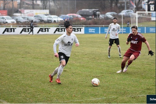 3. Adriano Schmidt (1994 | 1m85 | Trung vệ | Schwabmunchen): Chàng trung vệ có bố là người gốc Hòa Bình hiện đang thử việc tại Hải Phòng và Than Quảng Ninh. Thuở trẻ, anh từng tập luyện tại lò đào tạo của Augsburg và Ingolstadt. Sau một thời gian chơi bóng ở giải hạng 5 Đức, Schmidt quyết định trở lại quê hương Việt Nam tìm cơ hội. 
