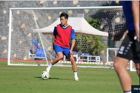 4. Ngô Đức Thành (1993 | 1m85 | Trung vệ | FSV Bissingen)  : Khác với Adriano Schmidt, Đức Thành có cả cha lẫn mẹ đều là người Việt. Sau khi rời khỏi lò đào tạo của CLB Stuttgart Kickers, anh gia nhập một số đội bóng trẻ ở khu vực lân cận trước khi cập bến FSV Bissingen năm 2015 và ở đó cho đến hiện tại. Mùa giải này, trung vệ cao 1m85 ra sân tổng cộng 34 trận và đóng góp 1 bàn thắng cho đội nhà.