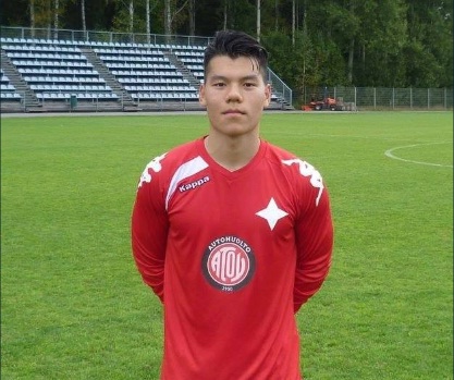 6. Henry Nguyễn (1998 | 1m75 | Tiền vệ phòng ngự | U20 Helsinki): Trái với nhiều đồng nghiệp trẻ cùng độ tuổi, thủ quân của U20 Helsinki chọn đường kết hợp giữa học tập và bóng đá. Nhờ thành tích học tập tốt từ thuở nhỏ, Henry đã nhận được học bổng toàn phần từ ĐH California State, Bakersfield của Mỹ và sẽ đến xứ cờ hoa vào tháng 8 tới đây để bắt đầu giấc mơ “trở thành Lee Nguyễn thứ 2”.