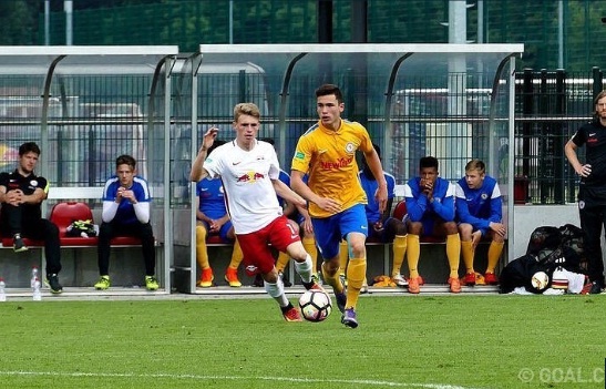 9. Fabian Vy Ngọc (1999 | 1m78 | Tiền vệ cánh phải | U19 Eintracht Braunschweig): Cùng với Nguyễn Đức Hiếu, Fabian là một trong hai cầu thủ gốc Việt hiếm hoi chơi bóng ở cấp độ U19 của bóng đá trẻ Đức. Trao đổi với Goal.com, anh cho biết mình rất hứng thú được khoác áo các đội tuyển trẻ đại diện cho Việt Nam. Quyết định này cũng nhận được sự ủng hộ tuyệt đối từ gia đình.   
