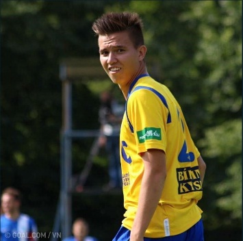 10. Daniel Prochazka (1995 | 1m81 | Tiền vệ cánh trái | Usti nad Labem): Lớn lên ở Teplice, Prochazka có cha là người Việt Nam còn mẹ là người bản xứ. Sau khi tốt nghiệp học viện bóng đá tại quê nhà, anh chuyển sang CLB ở giải hạng Nhì Usti nad Labem. Cùng với Filip Nguyễn, Prochazka là hai cầu thủ gốc Việt duy nhất đủ khả năng thi đấu chuyên nghiệp tại CH Czech.   