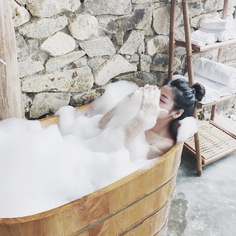 Á hậu Tú Anh công khai khoảnh khắc tắm bồn