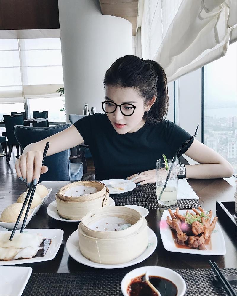 Khoảnh khắc ăn uống đời thường thoải mái của á hậu Huyền My