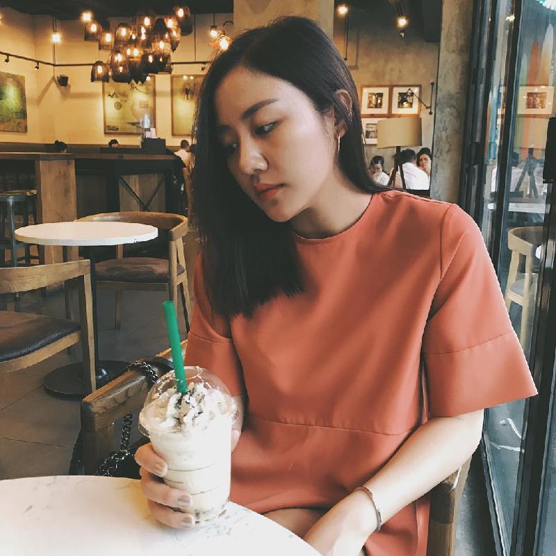 Văn Mai Hương thư giãn ăn uống cùng bạn