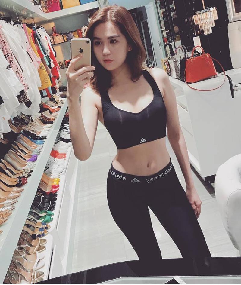 Ngọc Trinh khoe vòng eo con kiến: 