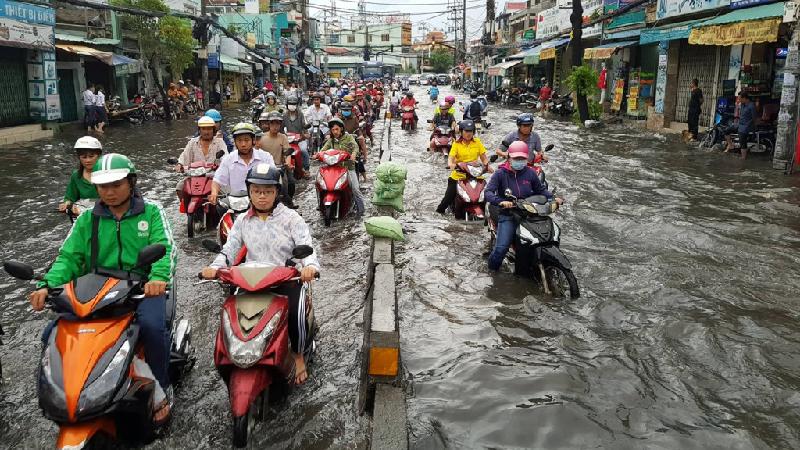 Người Sài Gòn vô tư ngồi uống trà sữa giữa biển nước sau mưa hình ảnh 1 Chiều 21/6, sau cơn mưa lớn, nhiều tuyến đường ở Sài Gòn ngập nặng. Xe cộ chết máy hàng loạt.