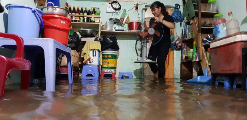 Người Sài Gòn vô tư ngồi uống trà sữa giữa biển nước sau mưa hình ảnh 3 Nước tràn vào nhà dân trên đường Xóm Chiếu (quận 4), nhiều người di chuyển tài sản lên cao.