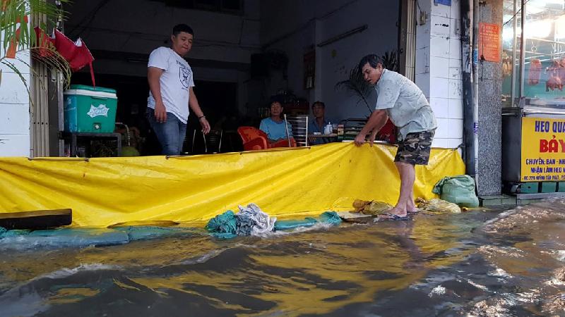 Người Sài Gòn vô tư ngồi uống trà sữa giữa biển nước sau mưa hình ảnh 7 Nhiều người dùng bạt, bao cát ngăn không cho nước vào nhà. Anh Thành có nhà trên đường Huỳnh Tấn Phát nói những hộ dân ở đây chịu cảnh ngập này đã hơn 15 năm.