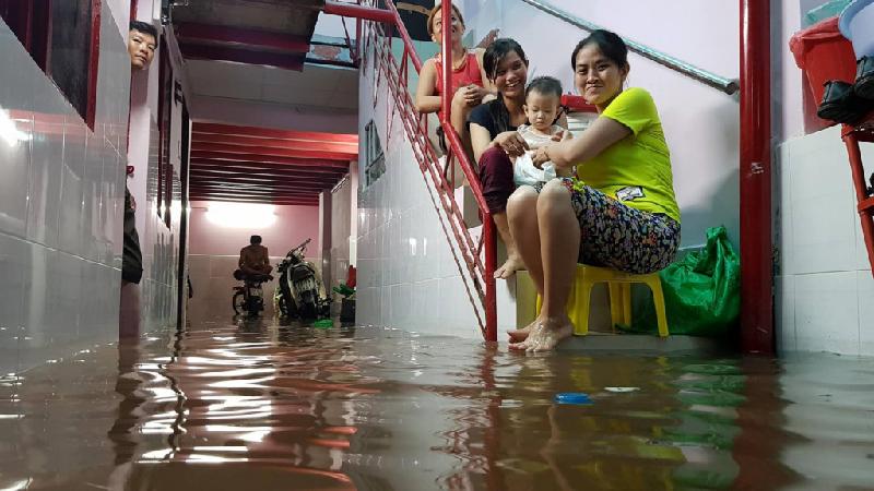 Người Sài Gòn vô tư ngồi uống trà sữa giữa biển nước sau mưa hình ảnh 8 Chị Vi Thanh Bách, ngụ đường Huỳnh Tấn Phát (quận 7), cho biết nhiều vật dụng trong gia đình đã hư hỏng do không kịp di dời lên cao.
