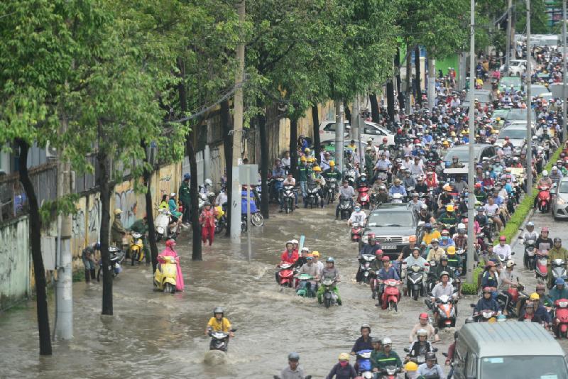 Người Sài Gòn vô tư ngồi uống trà sữa giữa biển nước sau mưa hình ảnh 10 Nguoi Sai Gon vo tu ngoi uong tra sua giua bien nuoc sau mua hinh anh 10