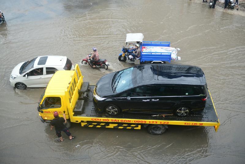 Người Sài Gòn vô tư ngồi uống trà sữa giữa biển nước sau mưa hình ảnh 12 Ôtô chết máy hàng loạt trên đường Nguyễn Hữu Cảnh. Lực lượng cứu hộ vất vả để đưa các phương tiện rời khỏi