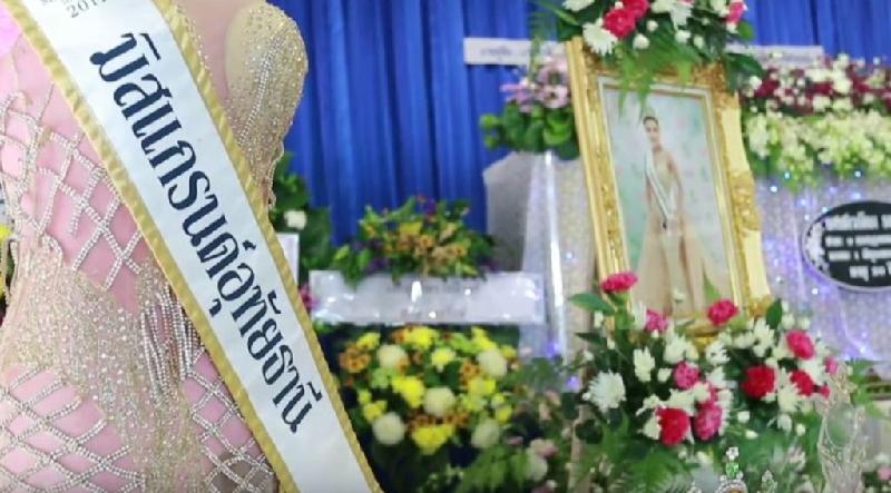 Theo Thairath, chiều 8/6, lễ hỏa táng hoa hậu Rattana Ramchatu diễn ra trong sự thương tiếc của người thân. Cha mẹ, anh chị em Rattan kịp có mặt trong ngày đưa tiễn cô.