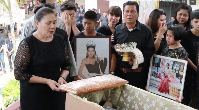 Nhiều người thân cũng lặng người và gửi đến Rattana những lời cầu nguyện bình an. Mẹ cô hôm nay đã có mặt túc trực bên di thể con gái.